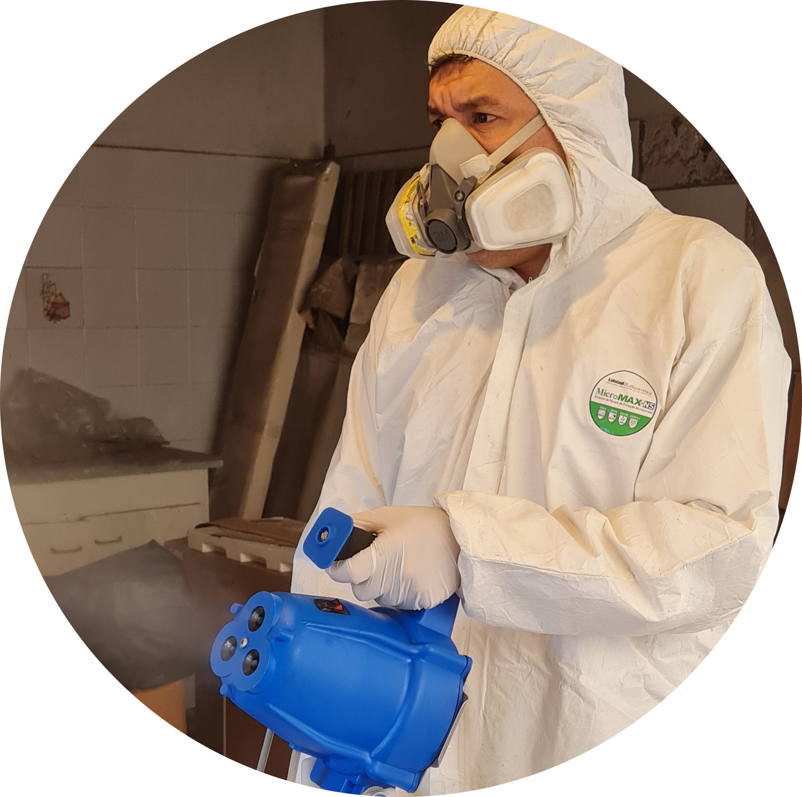 Técnico de GNT con nebulizador y equipo de protección completo